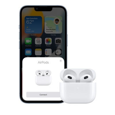 Smartphone com interface iOS e estojo branco aberto com AirPods