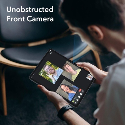 Pessoa com tablet preto e texto 'Unobstructed Front Camera'
