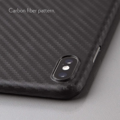 Capa preta com padrão de fibra de carbono para smartphone