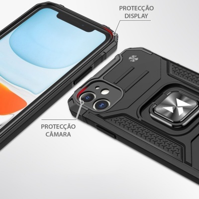 Smartphone com capa preta protetora e etiquetas de proteção no display e câmera