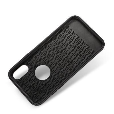 Capa preta para smartphone com padrão geométrico e recortes para câmara e botão