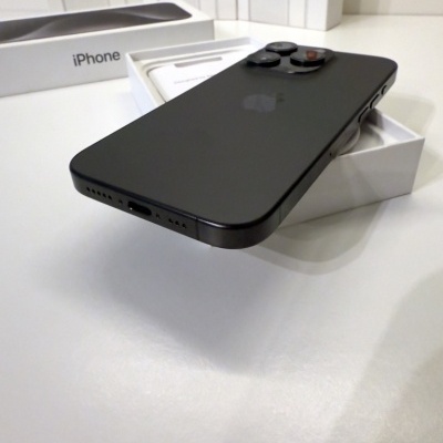 Apple iPhone 15 Pro - Titânio preto (de Ocasião)