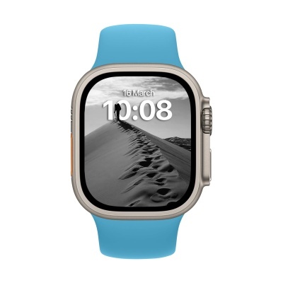 Relógio inteligente com bracelete azul clara e ecrã digital com imagem de dunas