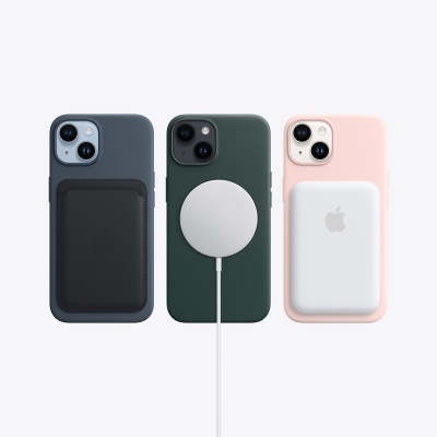 Três smartphones com capas coloridas e carregadores magnéticos Apple