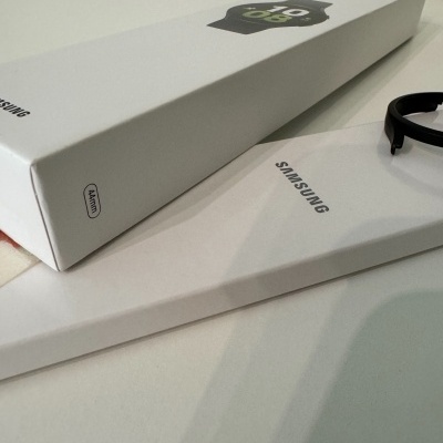 Embalagem branca do Samsung Galaxy Watch com bracelete preta ao lado