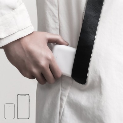 Mão a colocar power bank branca no bolso de casaco branco com alça preta