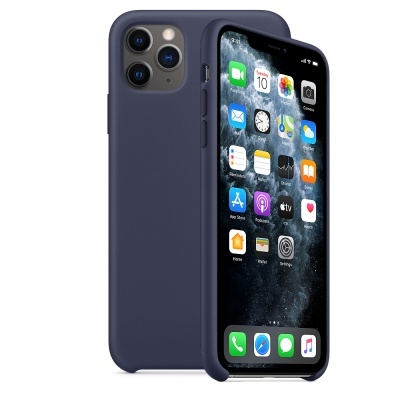 Smartphone com capa protetora azul escura e múltiplas câmaras traseiras