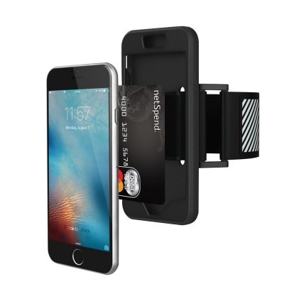 Capa preta para telemóvel com suporte para cartão netSpend ao lado de iPhone com ecrã ativo