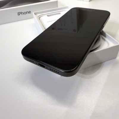 Apple iPhone 15 Pro - Titânio preto (de Ocasião)