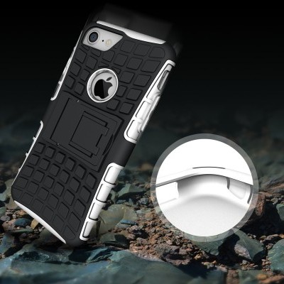 Capa protetora de smartphone preta e branca com textura quadrada e suporte ajustável