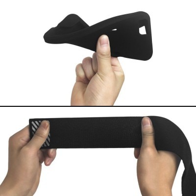 Acessórios pretos para smartphone e suporte elástico segurados por mãos em fundo branco