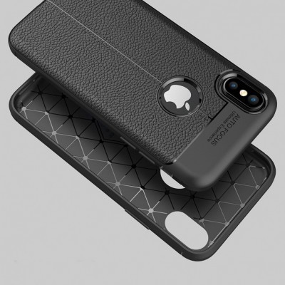Capa protetora para smartphone preta com textura granulada e padrão geométrico interior cinza