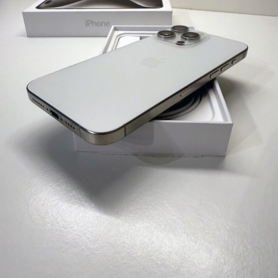 Smartphone iPhone branco com três câmaras sobre caixa branca