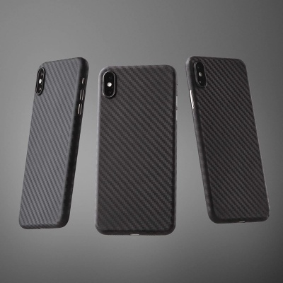 Três capas de telemóvel pretas com padrão de fibra de carbono