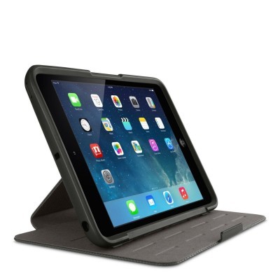 Tablet Apple com capa protetora preta em posição inclinada