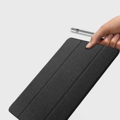 Capa protetora preta para tablet com caneta prateada