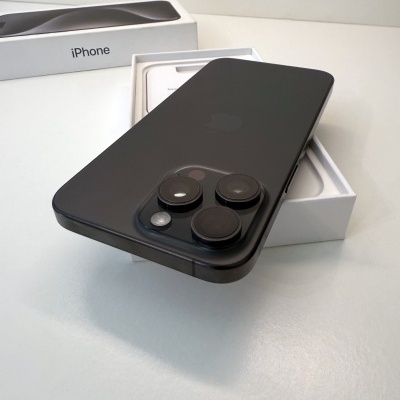 Apple iPhone 15 Pro Max - Titânio preto (de Ocasião)