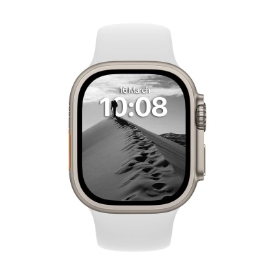 Relógio inteligente com ecrã digital a mostrar dunas de areia e bracelete branca