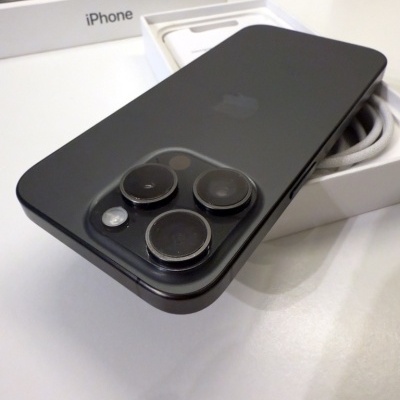 Apple iPhone 15 Pro - Titânio preto (de Ocasião)