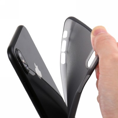 Capa preta flexível para smartphone ao lado de um smartphone Apple preto