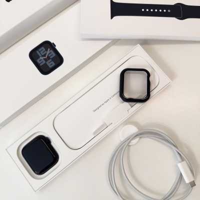 Apple Watch preto, caixa aberta com acessórios