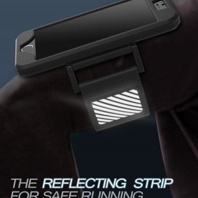 Faixa refletora preta e branca presa a uma perna, com suporte para telemóvel, texto sobre corrida segura à noite