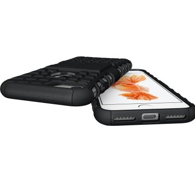 Capa protetora preta para smartphone com textura antiderrapante e telemóvel com ecrã a mostrar imagem abstrata laranja