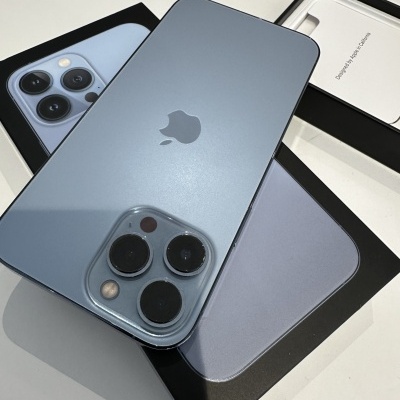 Smartphone Apple iPhone azul com três câmaras traseiras e caixa preta