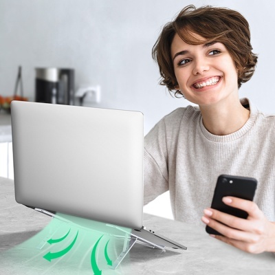 Suporte transparente para portátil com setas verdes de circulação de ar numa cozinha