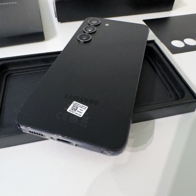 Smartphone Samsung preto com três câmaras traseiras e caixa