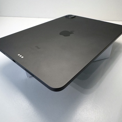 Tablet Apple iPad preto visto da traseira sobre superfície branca