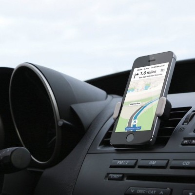 Suporte para telemóvel com smartphone na saída de ar de carro, a mostrar aplicação de navegação