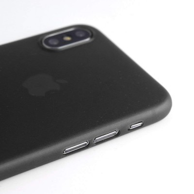 Capa preta para smartphone com botões prateados e abertura para câmara dupla