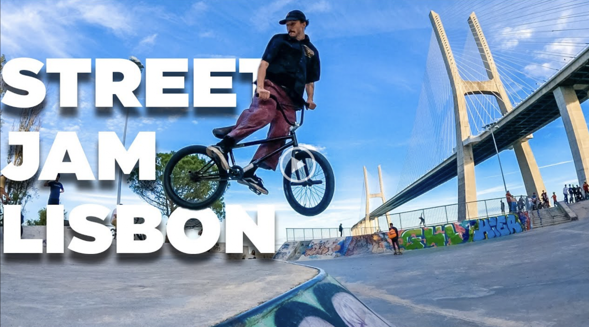 Jovem a andar de BMX preta num parque de skate em Lisboa com a ponte Vasco da Gama ao fundo e texto 'STREET JAM LISBON'