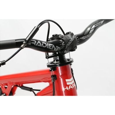 Guiador preto RADIENT e quadro vermelho de bicicleta com inscrição HAR