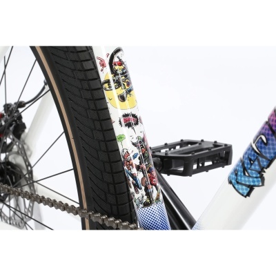 Detalhe do quadro de bicicleta decorado junto ao pneu e pedal