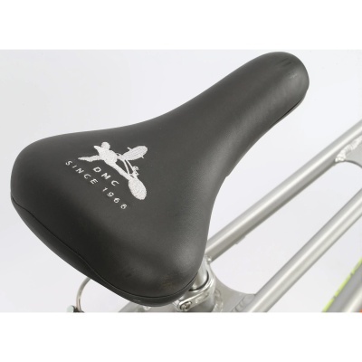 Selim de bicicleta preto com logótipo branco DNC e texto SINCE 1968