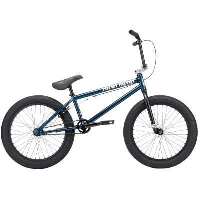 Bicicleta BMX azul metálico com pneus pretos grossos e quadro com texto branco