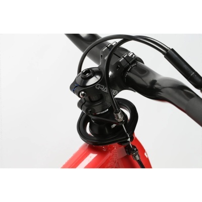 Parte da frente de bicicleta com guiador e espigão pretos e quadro vermelho