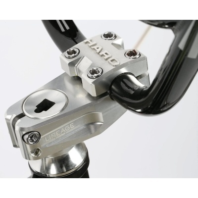 Avanço de guidão de bicicleta prateado com logotipos HARO e LINEAGE e guiador preto