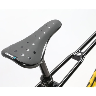 Selim de bicicleta preto com orifícios redondos da marca FUSION num quadro preto com detalhes amarelos