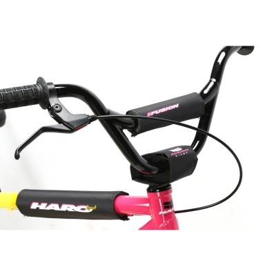 Bicicleta BMX rosa e amarela com guiador preto e proteções de espuma FUSION e HARO