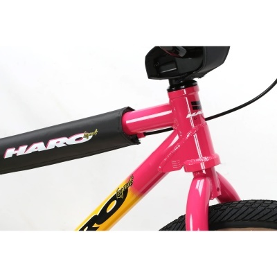 Parte frontal e superior de uma bicicleta rosa com capa preta e logótipo HARO.