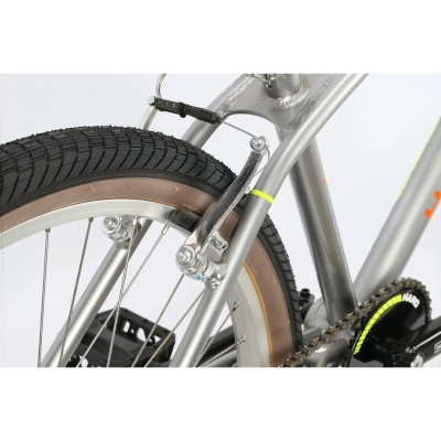 Parte traseira de bicicleta cinza com pneus pretos e bordas castanhas