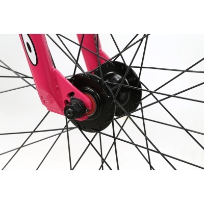 Close-up do cubo e raios da roda dianteira de bicicleta cor de rosa