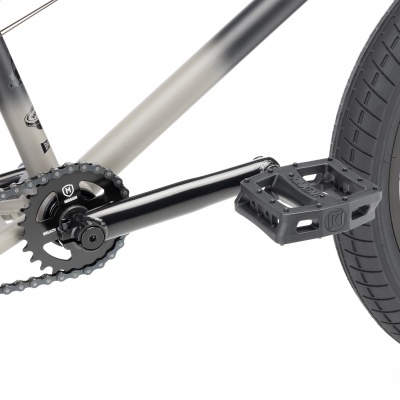 Pedal e corrente de bicicleta com pedaleira preta e quadro cinza preto