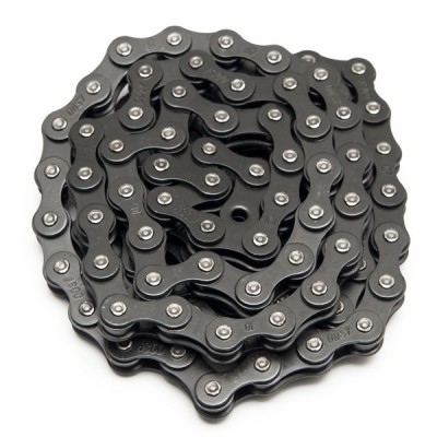 Corrente de bicicleta preta em espiral sobre fundo branco