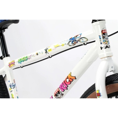 Bicicleta branca com autocolantes coloridos e assento preto