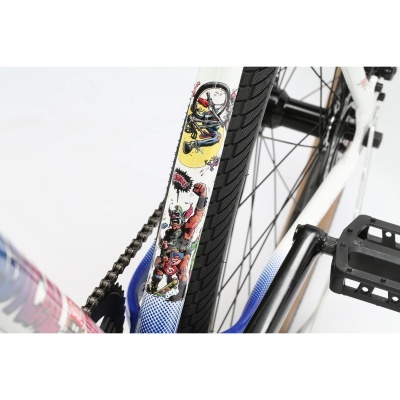 Bicicleta branca com estampas coloridas junto à corrente e pedal preto