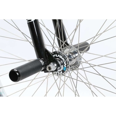 Roda de bicicleta com cubo cromado e raios metálicos